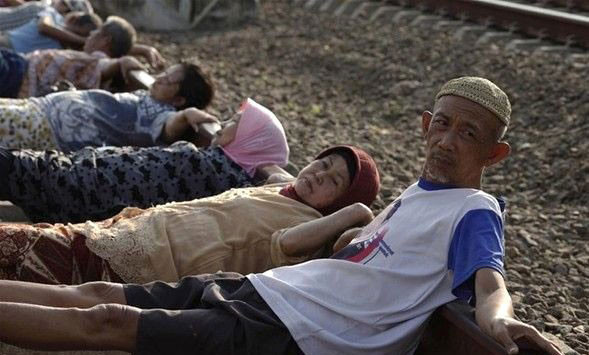 Endonezya'da şifa için demiryoluna gidiyorlar - Resim: 4