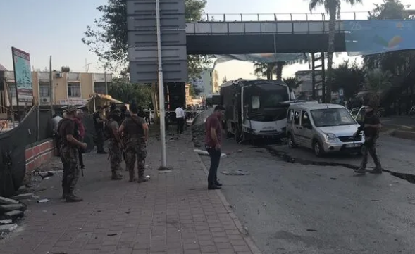 Adana Yüreğir'de polis servis aracına bombalı saldırı! Vali'den ilk açıklama - Resim: 1