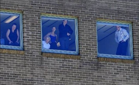 Bu insanlar nereye bakıyor? - Resim: 1