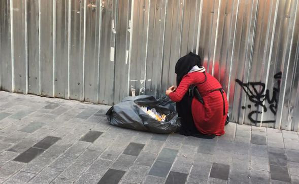 Çöpleri karıştıran kadın insanları çıldırttı - Resim: 2