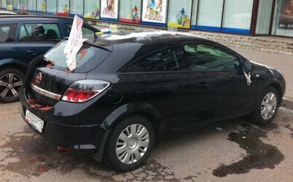 Hırslarını otomobillerden böyle çıkardılar - Resim: 2