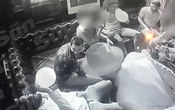 Arsenal'da Mesut Özil ve futbolcular uyuşturucu içerken görüntülendi - Resim: 4