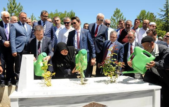 Başbakan Yardımcısı Canikli 15 Temmuz şehidinin mezarını ziyaret etti - Resim: 2