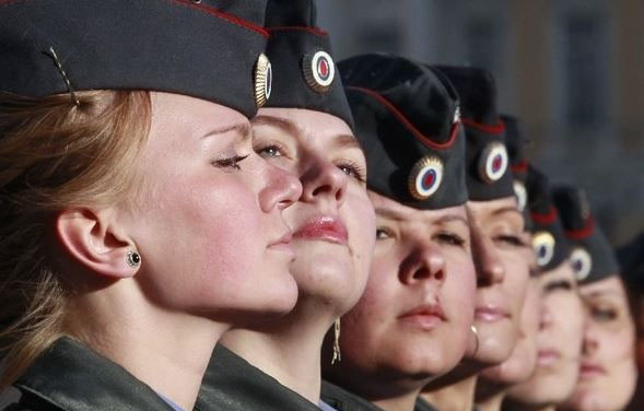 Rus kadın polisler yazı getirdi - Resim: 3