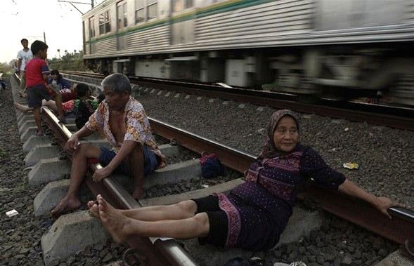 Endonezya'da şifa için demiryoluna gidiyorlar - Resim: 1
