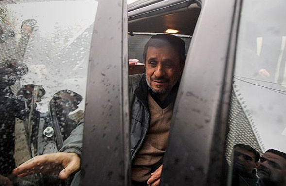 Ahmedinejad annesinin mezarına girdi - Resim: 1