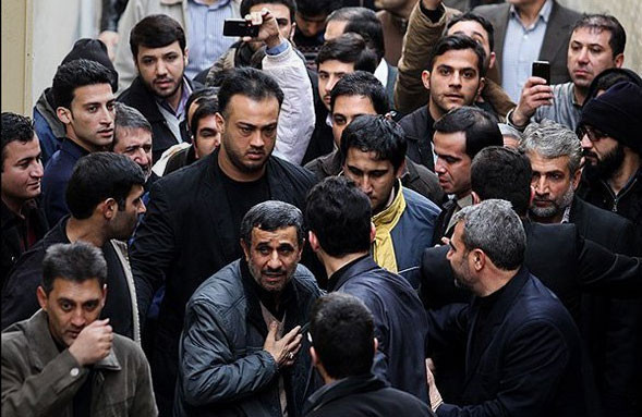 Ahmedinejad annesinin mezarına girdi - Resim: 2