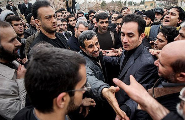 Ahmedinejad annesinin mezarına girdi - Resim: 3