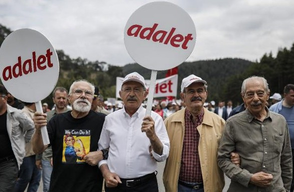 Kemal Kılıçdaroğlu'na çıplak karşılama! - Resim: 1