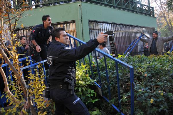 Ortalık fena karıştı! Demirlikler havada uçuştu - Resim: 2