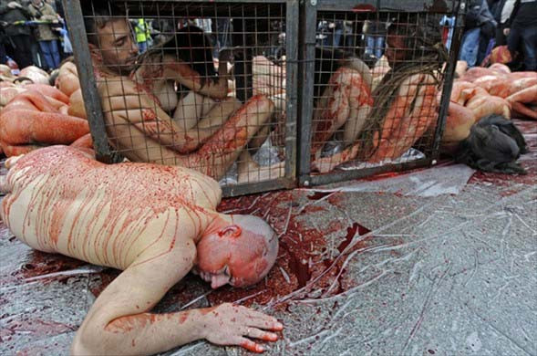 Sokak ortasında çıplak protesto! - Resim: 2