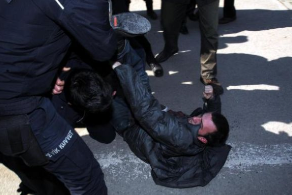 Polis öğrencileri fena dövdü - Resim: 1