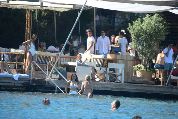 Rafet El Roman'ın kızlarına bakın! Büyüdüler plajları salladılar - Resim: 4