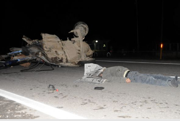 Korkunç kazada araç ikiye bölündü! - Resim: 2