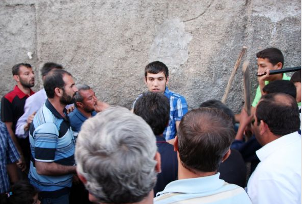 Uyuşturucu tacirlerini sopalarla bekliyorlar - Resim: 3