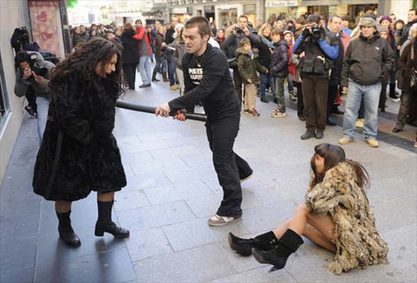 Sokak ortasında çıplak protesto! - Resim: 3