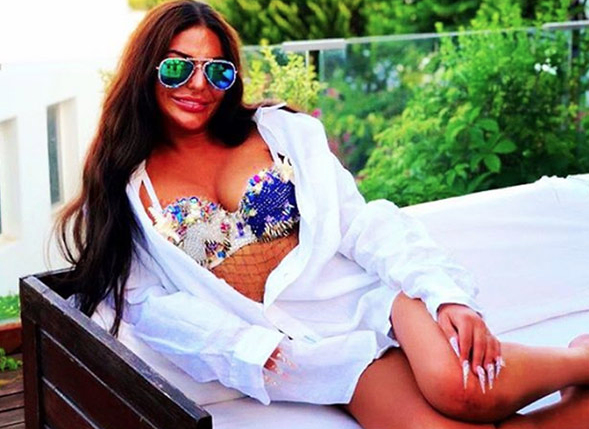 Bakan bir daha baktı! Sosyetik güzelin tırnakları dikkat çekti - Resim: 3