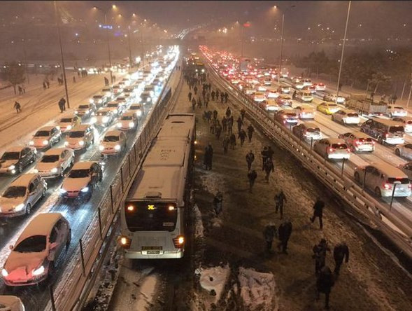İstanbul'da hayat felç! Metrobüsler durdu - Resim: 3