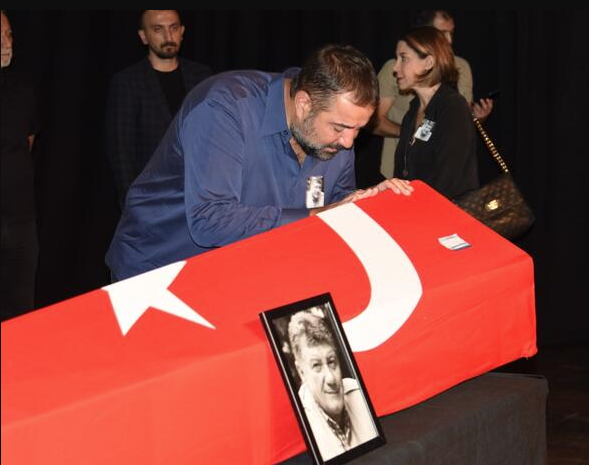 Tarık Ünlüoğlu'nun cenazesinde eşi Gülenay Kalkan fenalaştı gözyaşları sel oldu - Resim: 2