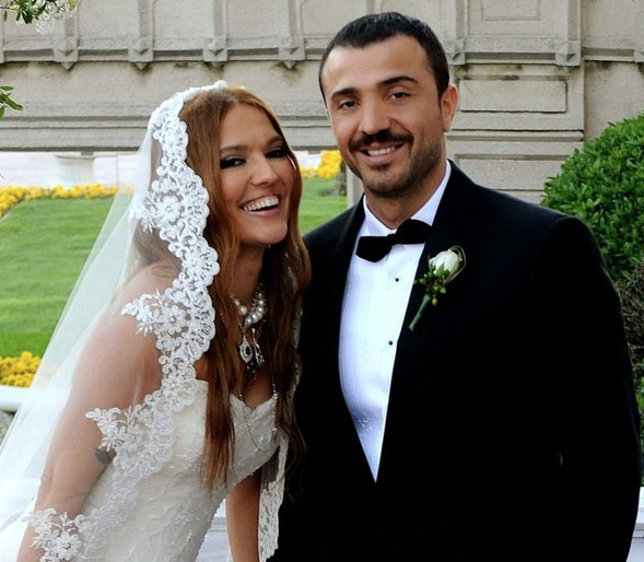 Villasına haciz gelmişti! Demet Akalın Okan Kurt'tan boşanıyor - Resim: 1