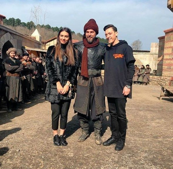 Diriliş Ertuğrul dizisinin Ertuğrul Bey'inden Mesut Özil'e tarihi hediye - Resim: 2