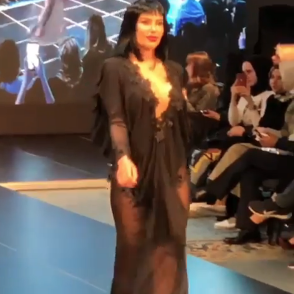 Şarkıcı Hatice elbisesini kaldırıp poposunu gösterdi - Resim: 4