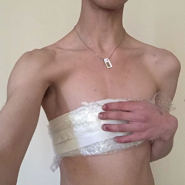 Meme uçlarını ve göbek deliğini aldırdı! Üstüne bir de satışa çıkardı... - Resim: 2