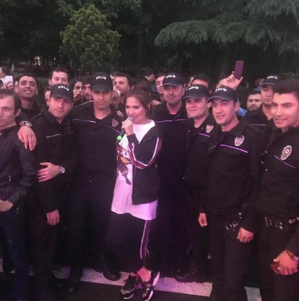 Çıldırtan yoruma Demet'ten olay cevap: Aldın mı ağzının payını - Resim: 3