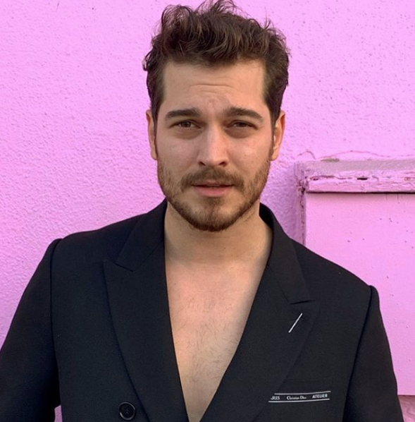 Çağatay Ulusoy yeni imajıyla tepki topladı! Bakın artık kime benziyor - Resim: 1