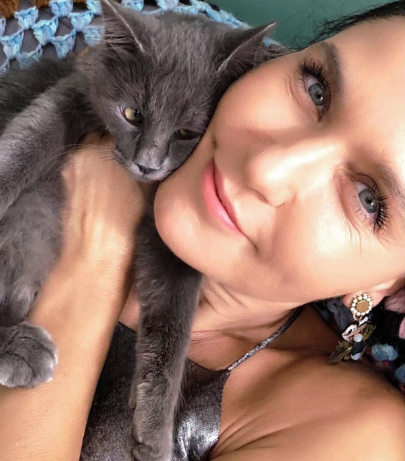 45 yaşındaki Şevval Sam'ın mayolu cesur pozları sosyal medyaya damga vurdu - Resim: 1