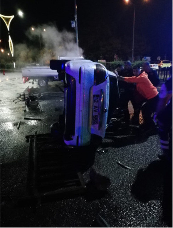 Otomobil bariyere çarptı! Feci kazada öldüler biri 12 diğeri 19 yaşında - Resim: 0