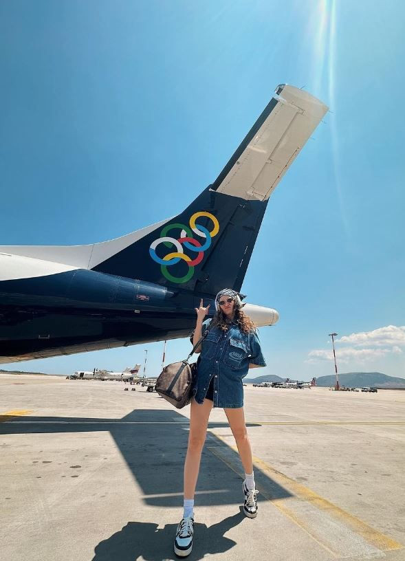 Serenay Sarıkaya Yunanistan'da tatilde; bikinili pozlarını takipçileriyle paylaştı! - Resim: 1