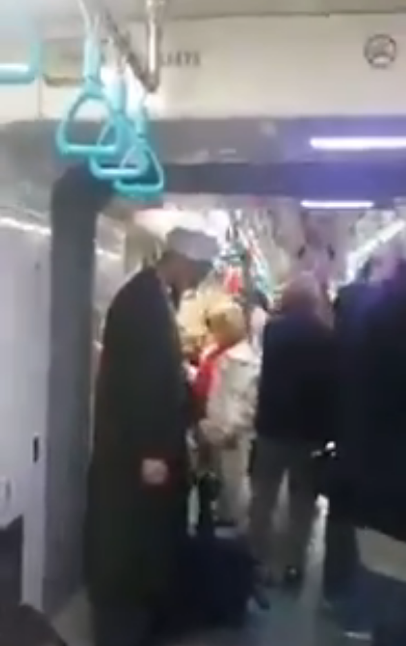 Metroda sarıklı kişiyi 10. yıl marşı ile taciz ettiler! Tepki alan görüntüler - Resim: 2