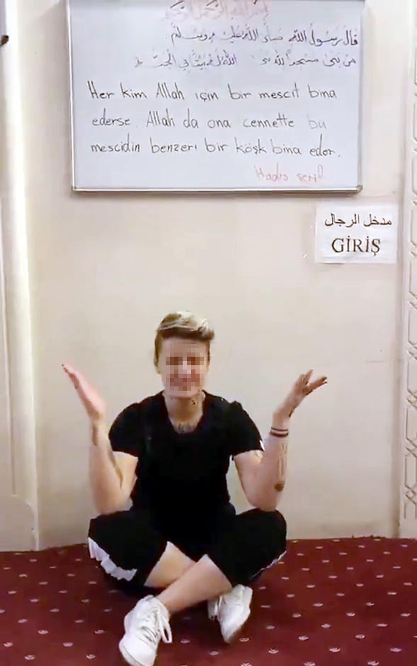 Gaziantep'te camiye ayakkabıyla giren şahıs bu kez tramvayda çiftetelli oynadı - Resim: 1