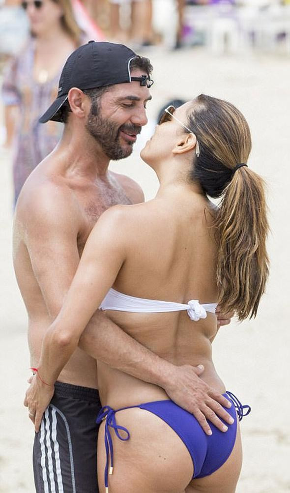 Ünlü oyuncu kumsalda öpücüklere boğuldu - Resim: 2