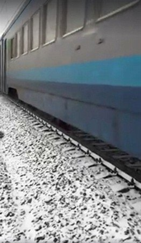 Raylara sıkışan arkadaşını yalnız bırakmadı! - Resim: 2