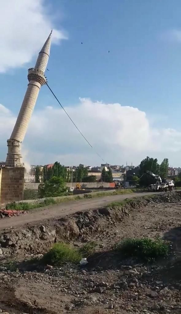 Kars'taki Bayrampaşa Cami'nin minaresinin yıkılma anı kamerada - Resim: 2