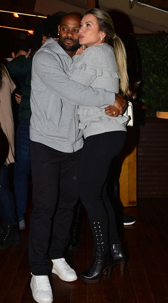 Love aşka geldi! Herkesin ortasında öpücüklere boğdu - Resim: 1