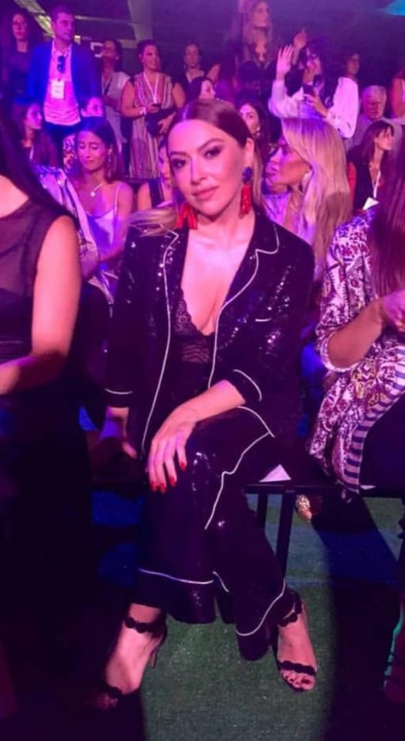 Hadise iç çamaşırı defilesine iç çamaşırıyla katıldı! Göğüs dekolteli pozu...  - Resim: 4