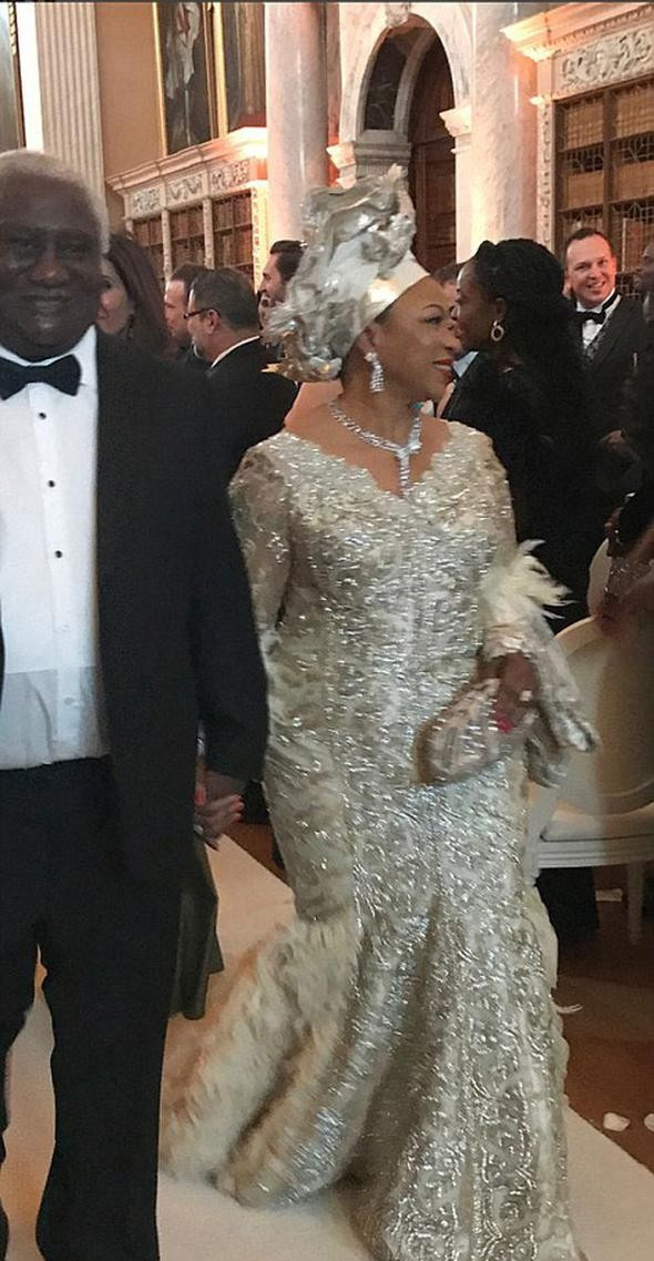 Düğün için sarayı 1 milyon gülle süsledi! - Resim: 4