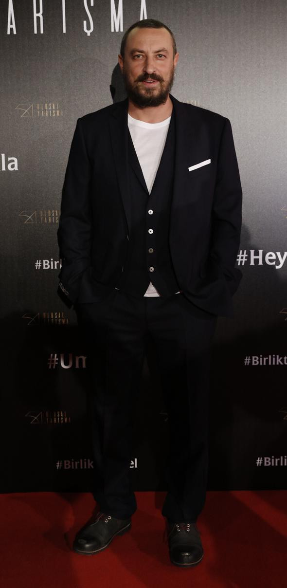 Gözleri şaşı etti! Cesur dekoltesiyle törene damga vurdu - Resim: 3