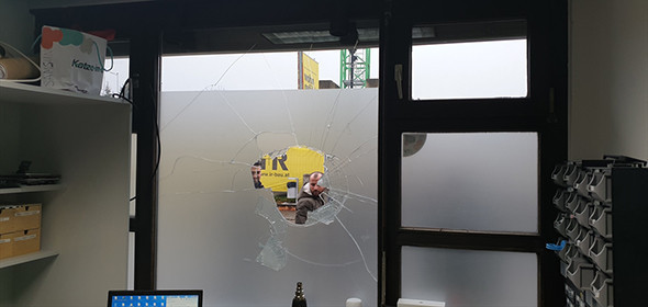 Türk iş yerine ırkçı saldırı! Domuz bibloları bırakıp... - Resim: 1