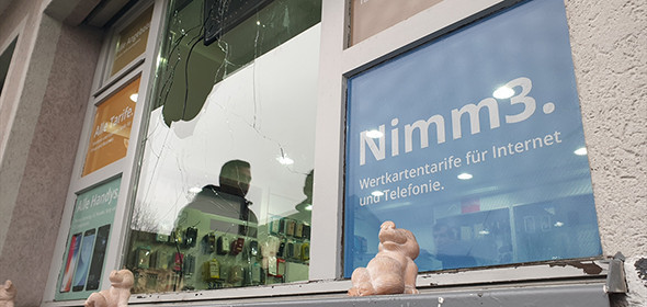 Türk iş yerine ırkçı saldırı! Domuz bibloları bırakıp... - Resim: 2