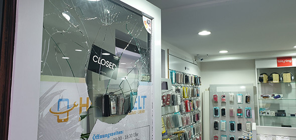 Türk iş yerine ırkçı saldırı! Domuz bibloları bırakıp... - Resim: 3