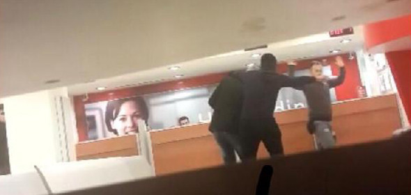 Bankada korku dolu anlar! Müşteriyi rehin alıp... - Resim: 2