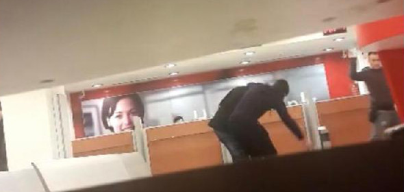 Bankada korku dolu anlar! Müşteriyi rehin alıp... - Resim: 3
