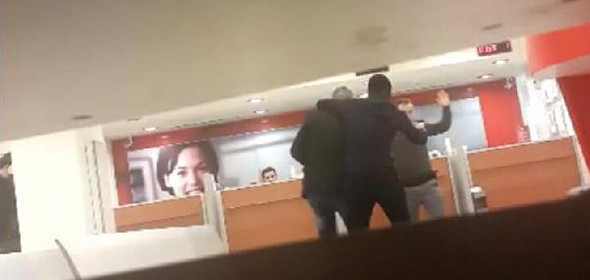Bankada korku dolu anlar! Müşteriyi rehin alıp... - Resim: 4
