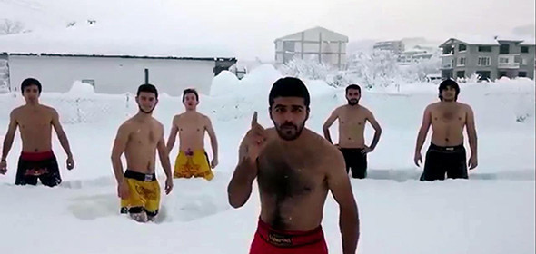 Üniversite öğrencilerinden şortlu kar çılgınlığı! - Resim: 1