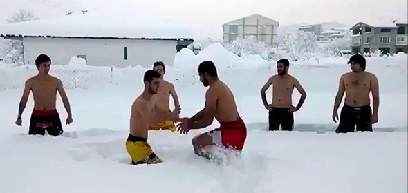 Üniversite öğrencilerinden şortlu kar çılgınlığı! - Resim: 2