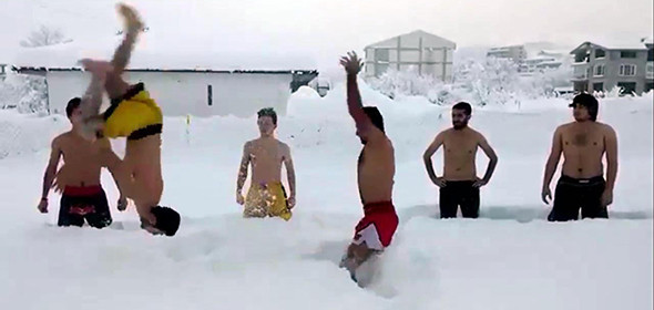 Üniversite öğrencilerinden şortlu kar çılgınlığı! - Resim: 3